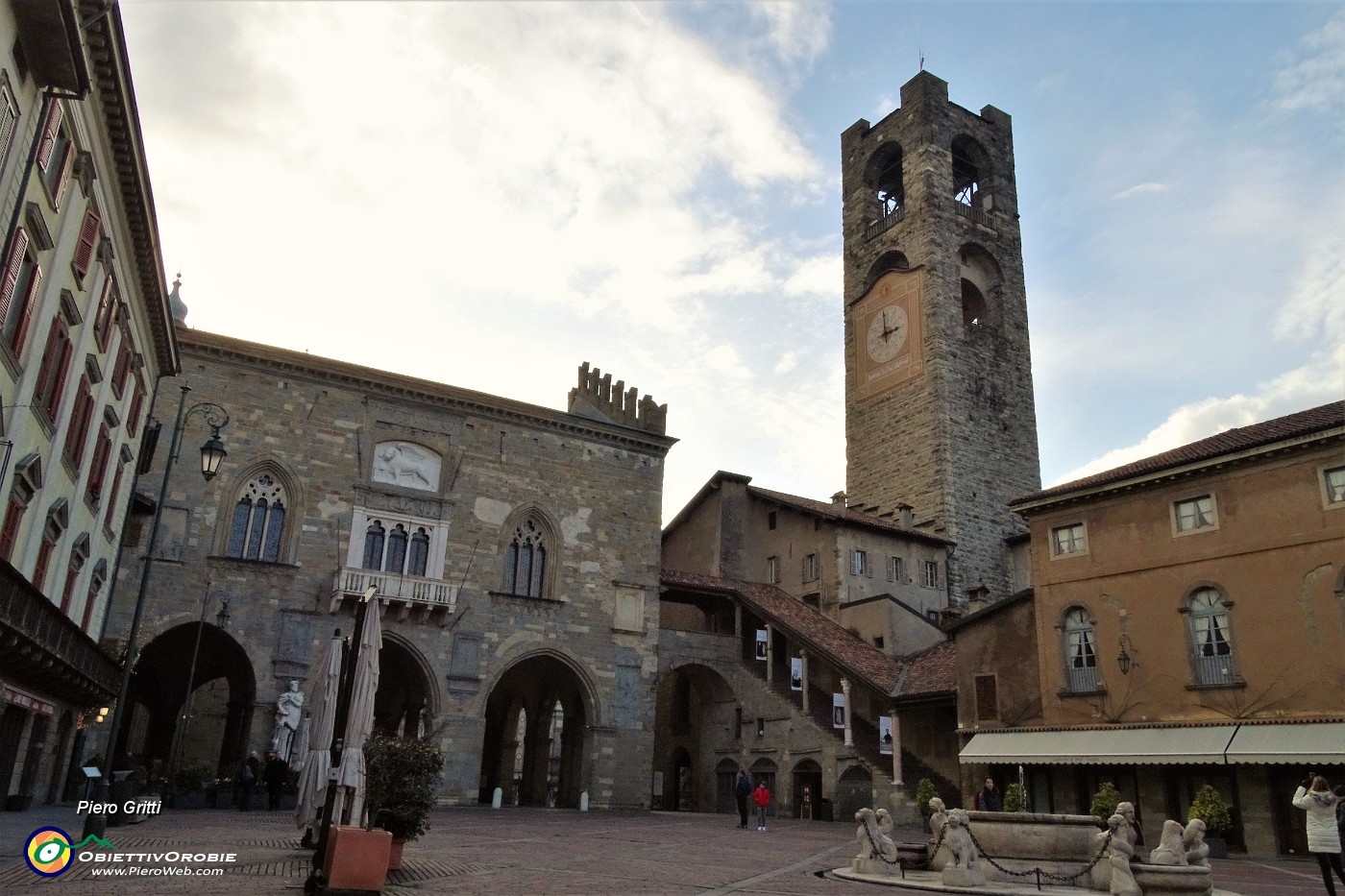 58 Piazza Vecchia con Palazzo della Ragione e Torre Civica (Campanone).JPG